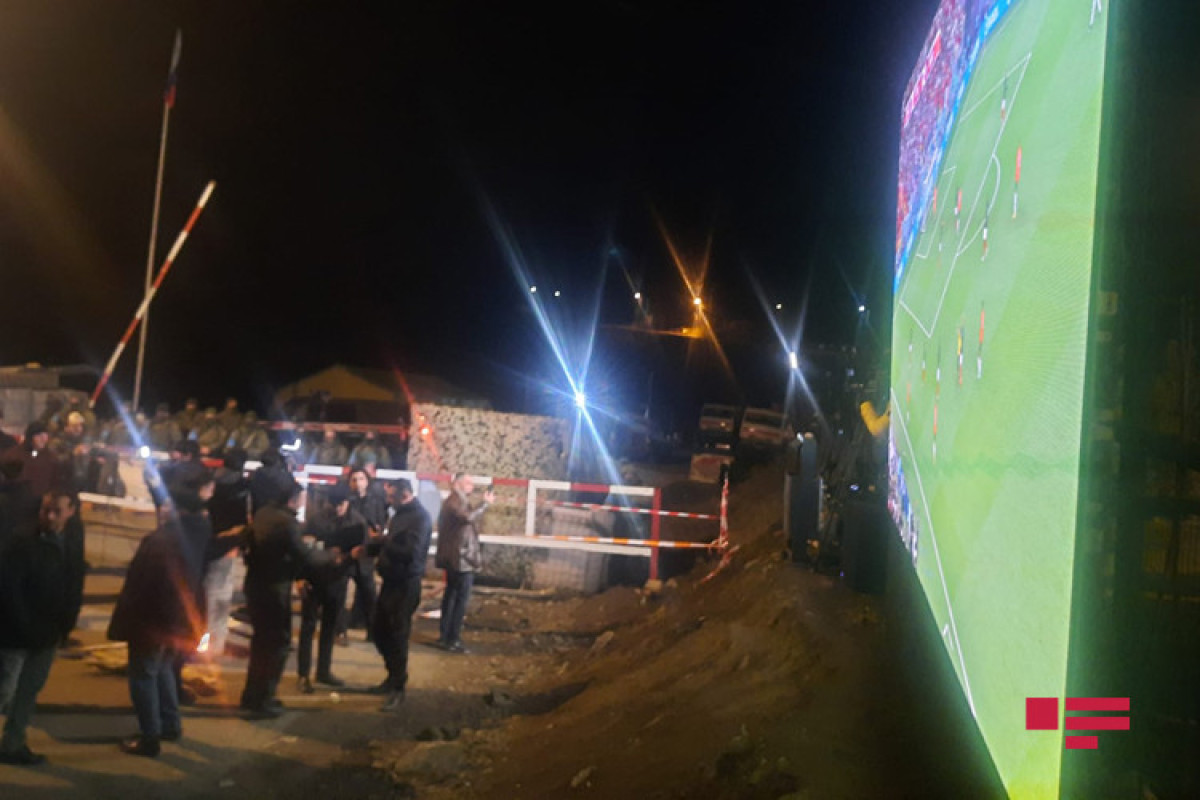 Протестующие и миротворцы на Лачинской дороге посмотрели матч ЧМ между Францией и Марокко  -ФОТО 