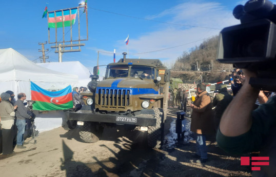 По Лачинской дороге беспрепятственно движутся автомобили с гумпомощью для армян