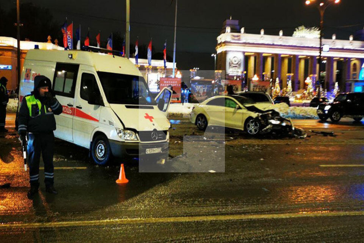 В центре Москвы произошло ДТП с участием Mercedes и машины скорой помощи-ФОТО -ВИДЕО 