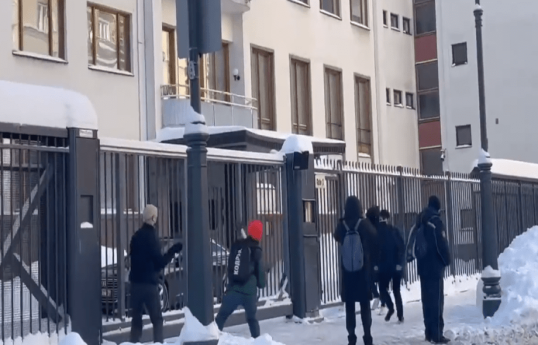 Посольство Финляндии в Москве закидали кувалдами 
-ВИДЕО 