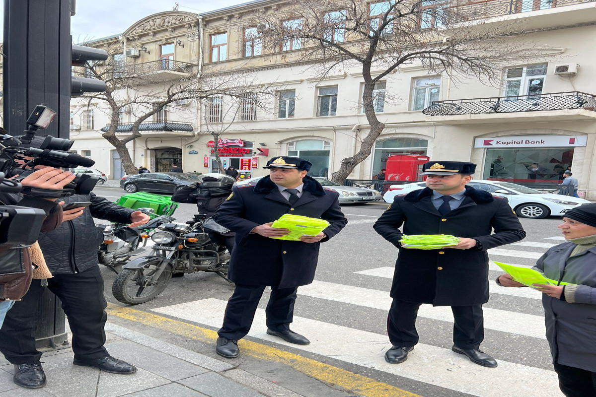 В Баку сотрудники дорожной полиции раздали курьерам светоотражающие жилеты -ФОТО 