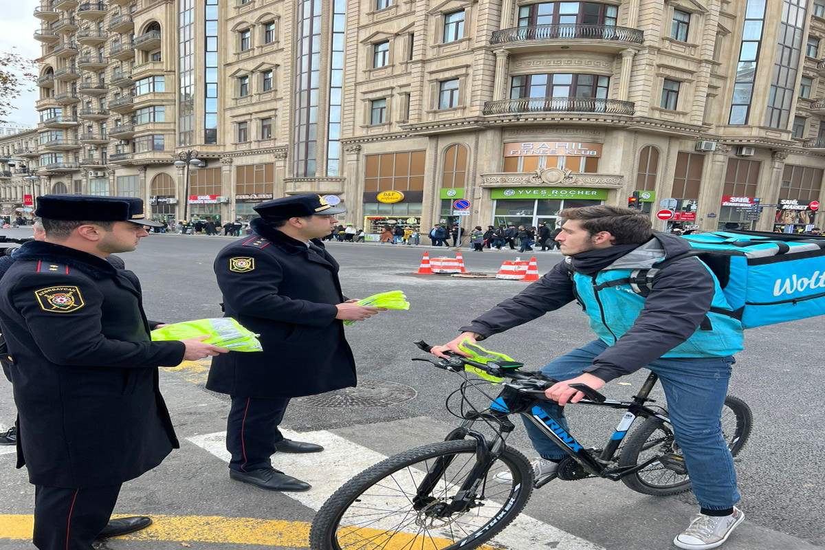 В Баку сотрудники дорожной полиции раздали курьерам светоотражающие жилеты -ФОТО 