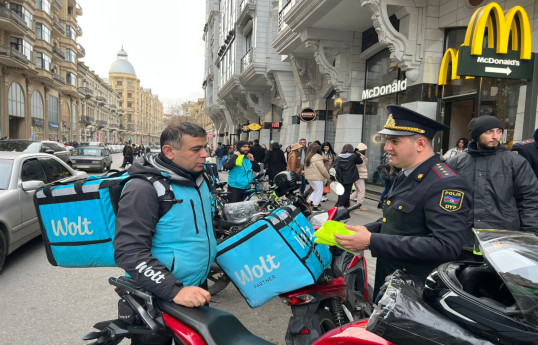 В Баку сотрудники дорожной полиции раздали курьерам светоотражающие жилеты -ФОТО 