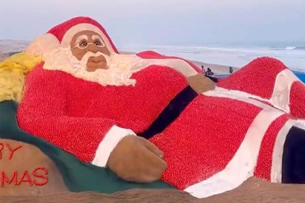 В Индии на пляже разлегся гигантский Санта-Клаус из помидоров и песка