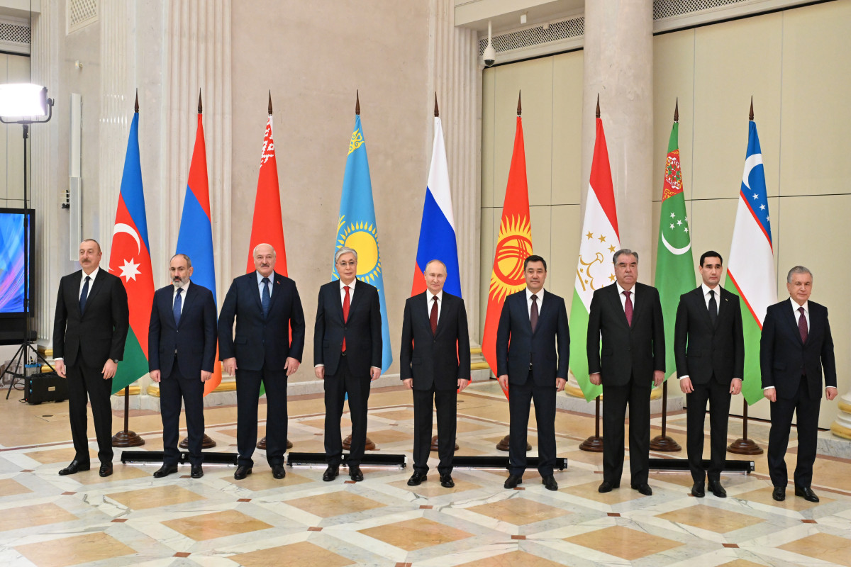 Ильхам Алиев принял участие в неофициальном обеде глав государств СНГ