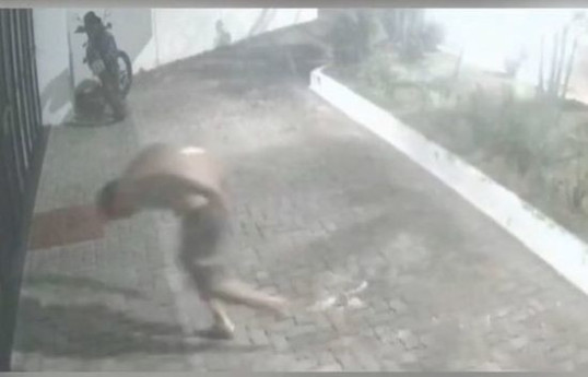 В Бразилии насильник врезался в стекло и умер на глазах жертвы-ВИДЕО 