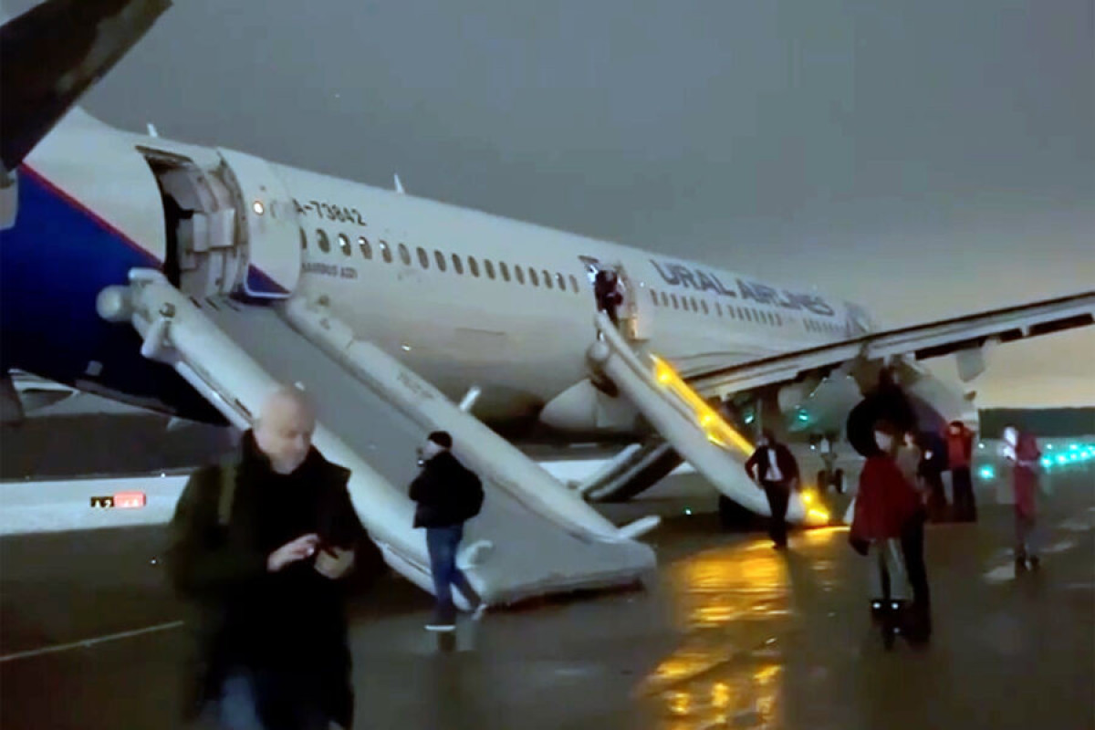 Пассажиров рейса Москва-Калининград пришлось эвакуировать с помощью надувного трапа - ПРИЧИНА 