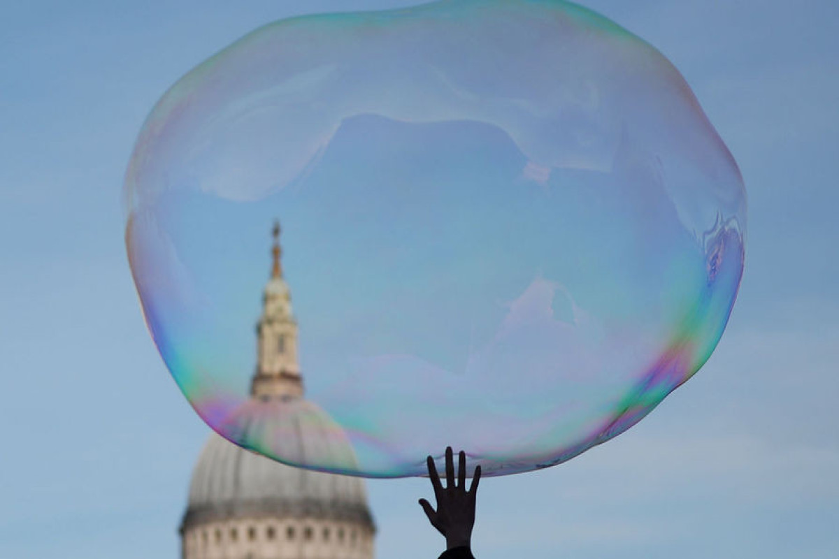Физики заметили, что воздух вокруг мыльных пузырьков странно себя ведет
