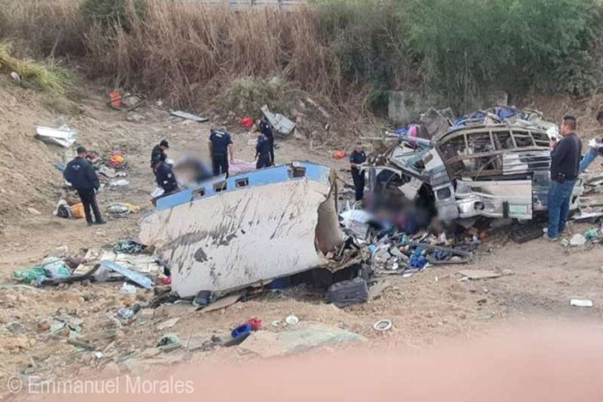 В Мексике автобус упал в овраг: 15 человек погибли