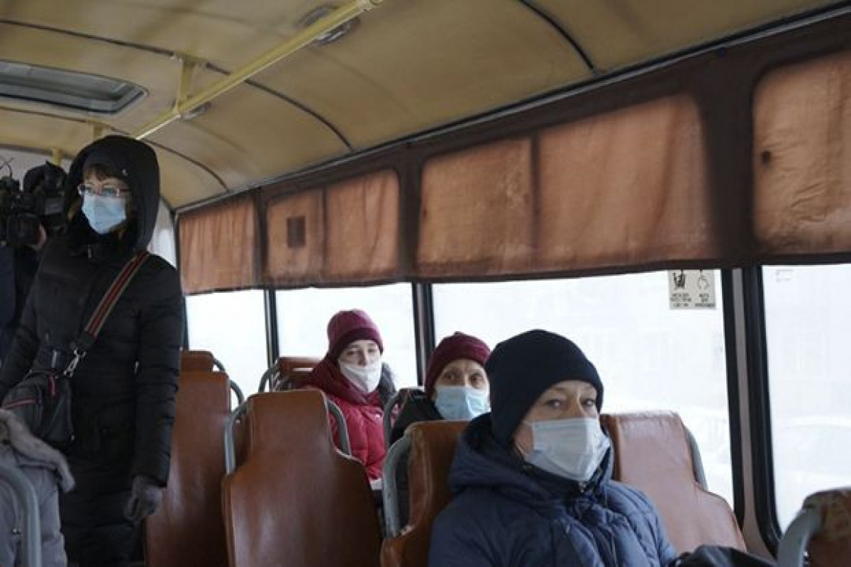 Вирусологи заявили, что люди чаще всего заражаются «омикроном» в транспорте и очередях