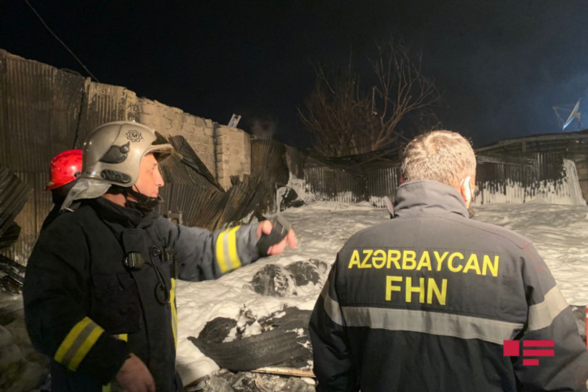 В Баку в авторемонтном цехе произошел пожар