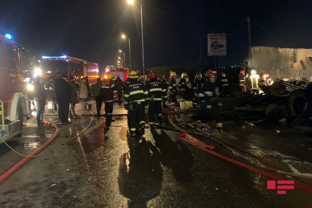 В Баку в авторемонтном цехе произошел пожар