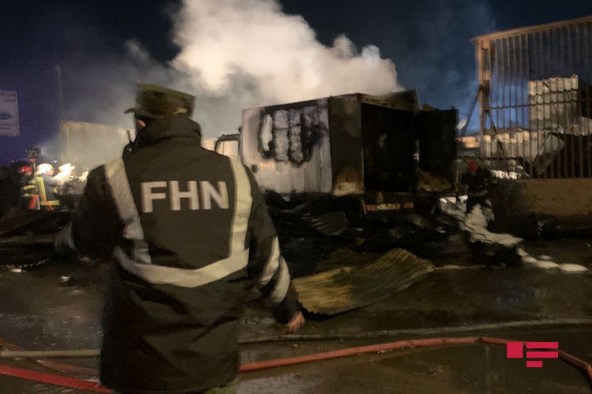 В Баку в авторемонтном цехе произошел пожар