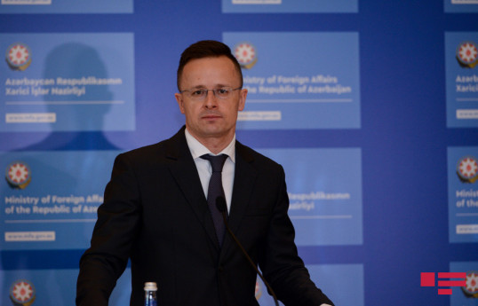 Глава МИД Венгрии прибыл в Азербайджан