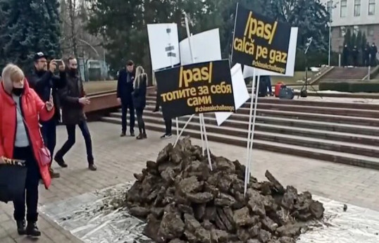 В Молдове участники акции протеста против подорожания газа принесли к парламенту мешки с навозом