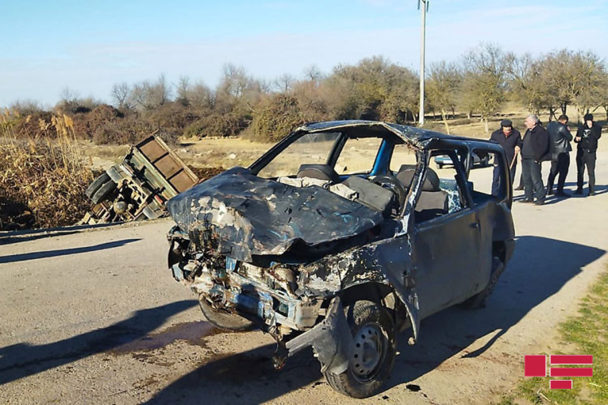 В Азербайджане столкнулись 3 автомобиля, два из них упали в канал-ФОТО -ОБНОВЛЕНО 