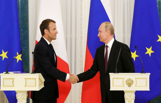 Президент России Владимир Путин и его французский коллега Эммануэль Макрон