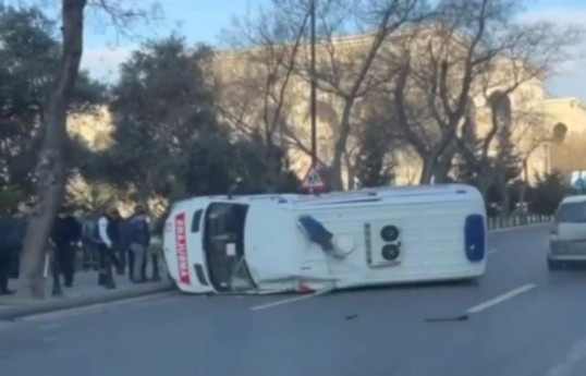 В Баку перевернулась машина скорой помощи-ВИДЕО -ОБНОВЛЕНО 