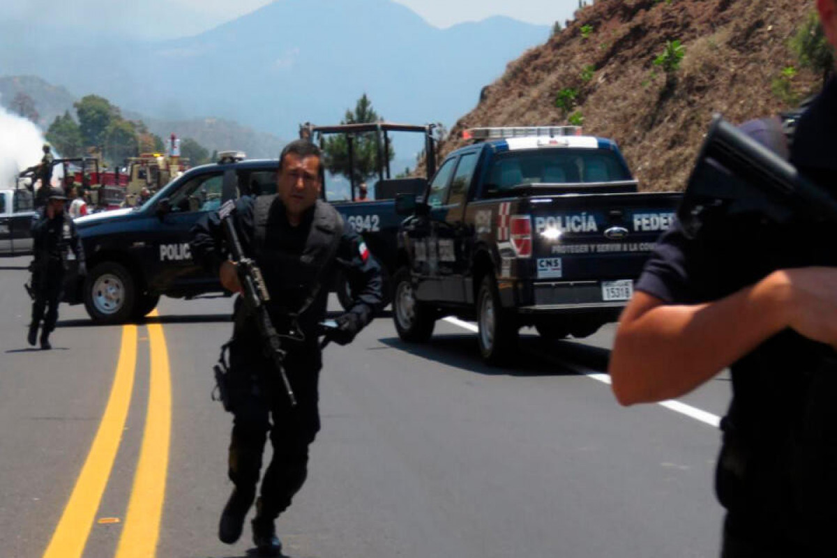 Вооруженные люди захватили заложников на курорте в Мексике