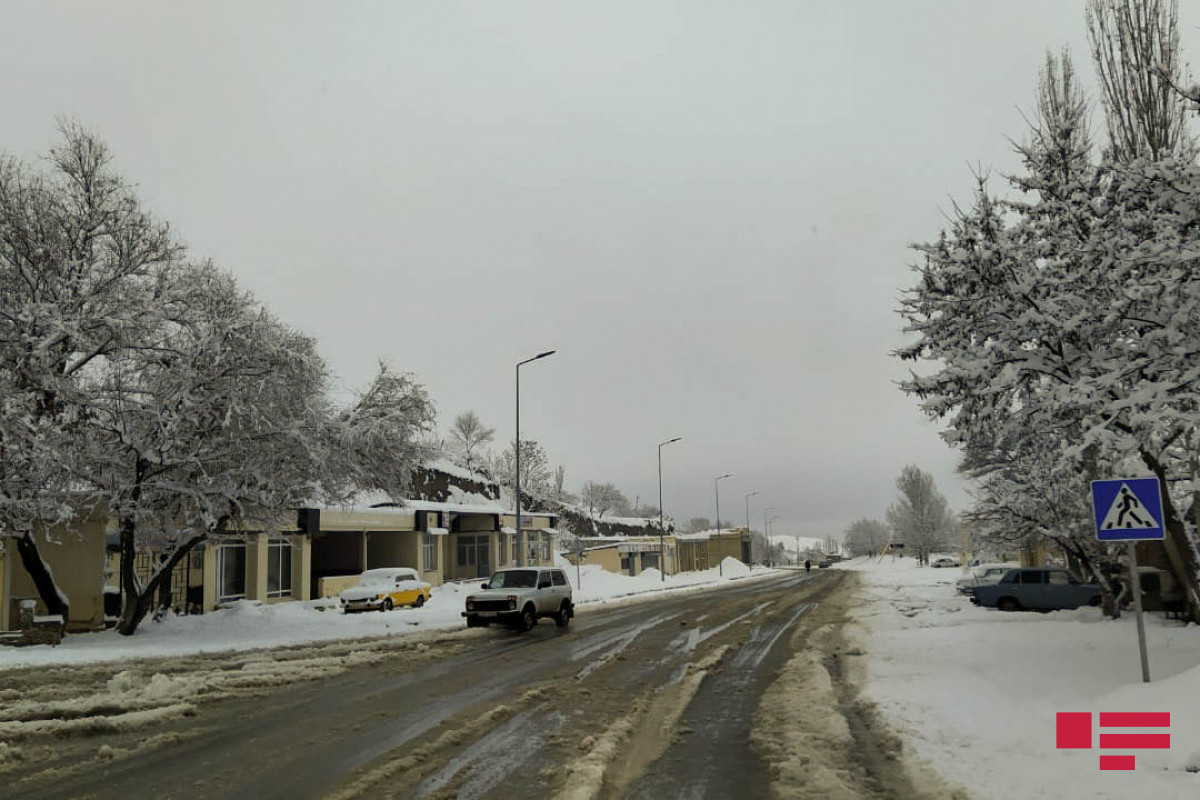 Прогноз погоды в азербайджане. Снегопад на дороге. Снег в азербайджанских районах. Гололед аккуратней на дорогах. Снег выпал летом в Азербайджане.