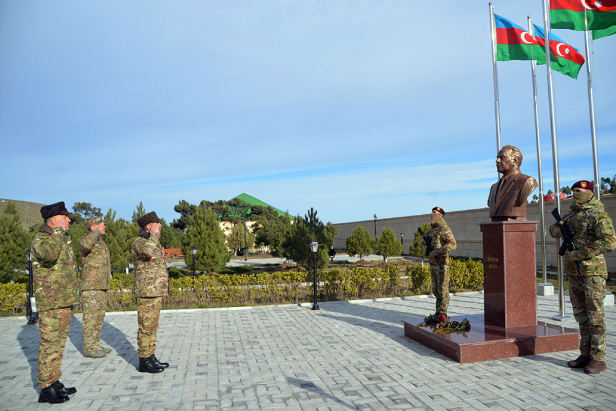 Министр обороны Азербайджана побывал в воинской части Сил специального назначения. 