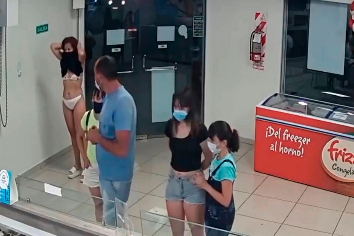 Забывшая маску женщина сняла с себя платье, чтобы купить мороженое-ВИДЕО 