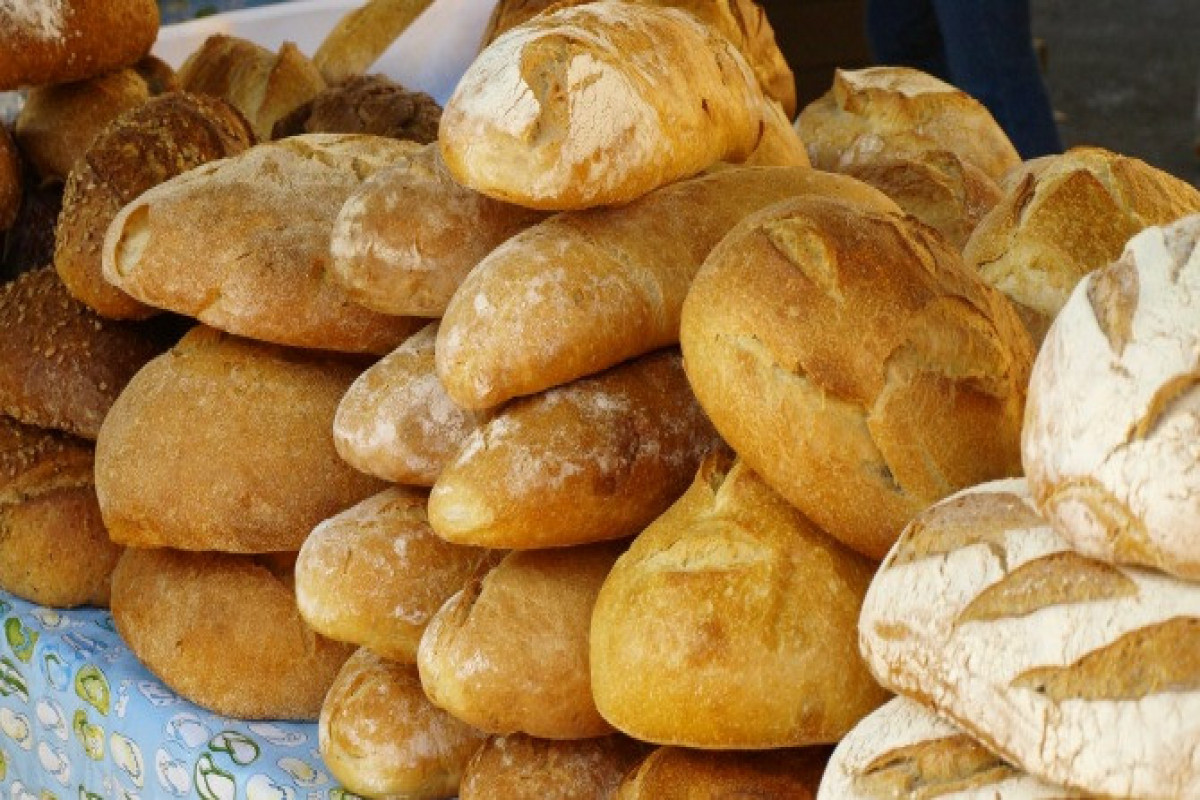 Госслужба Азербайджана усилила контроль за ценами на муку и хлеб