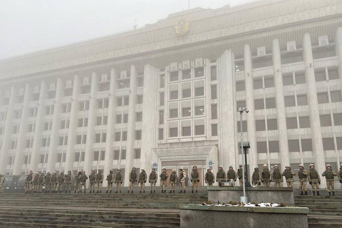 Протестующие в Алматы ворвались в здание администрации