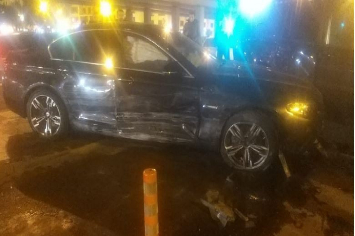 В Баку на перекрестке BMW врезался в три автомобиля-ФОТО 