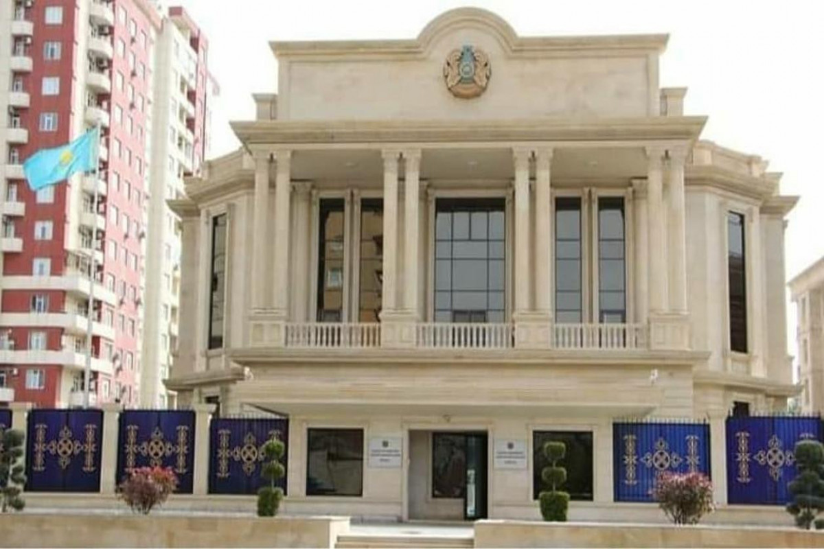 В посольстве Казахстана в Азербайджане приспущен флаг