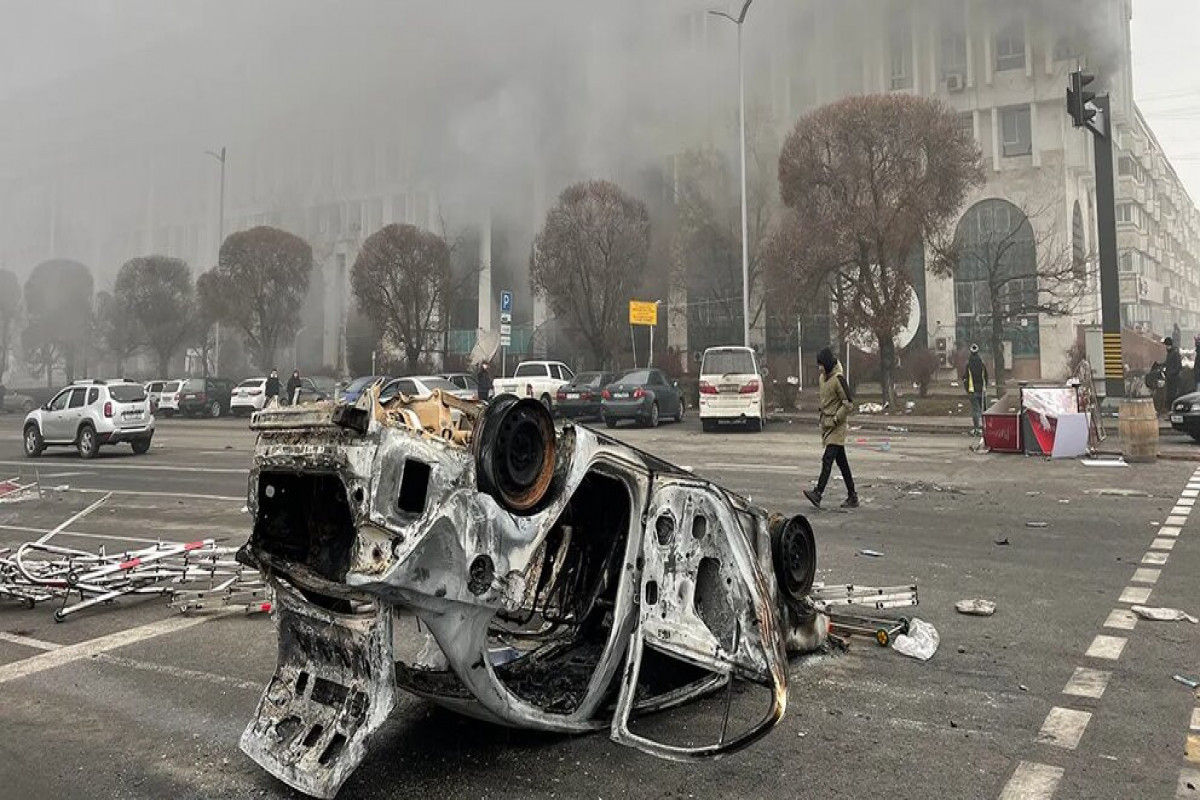 В Алматы приступили к разбору баррикад на центральной площади