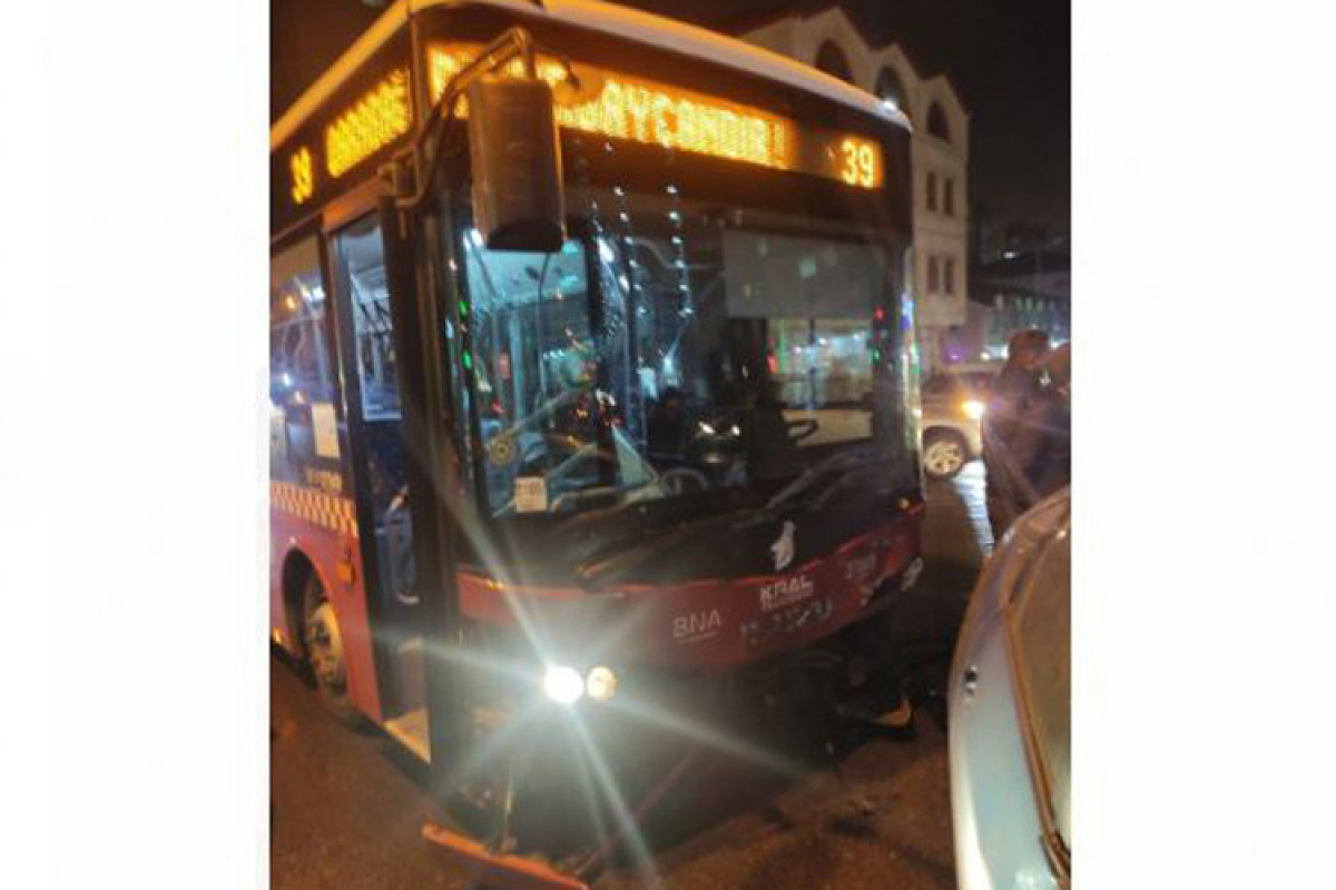 В Баку маршрутный автобус попал в ДТП