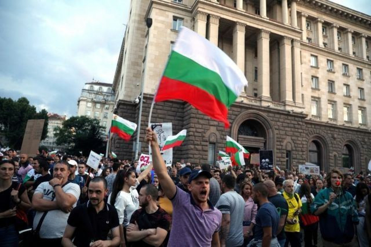 В Софии протестующие попытались проникнуть в парламент