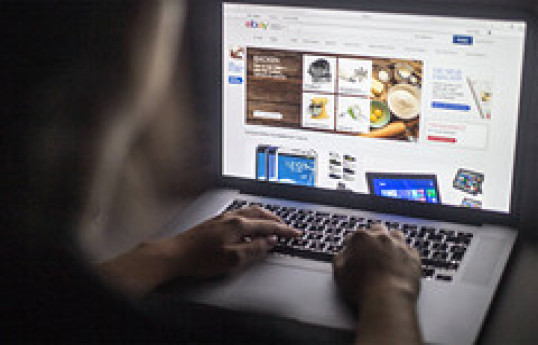 Брат и сестра узнали о существовании друг друга благодаря покупке на eBay