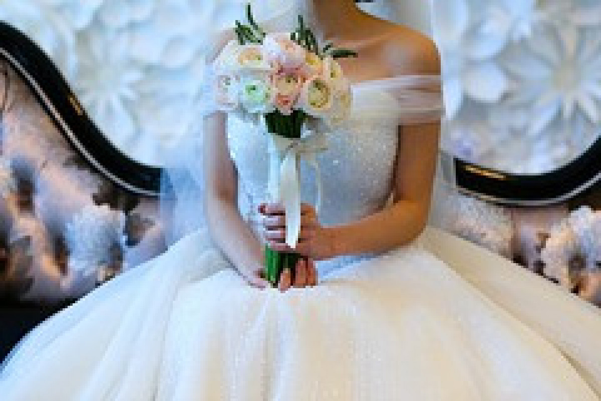 Обиженная на магазин китаянка порезала на кусочки 32 свадебных платья