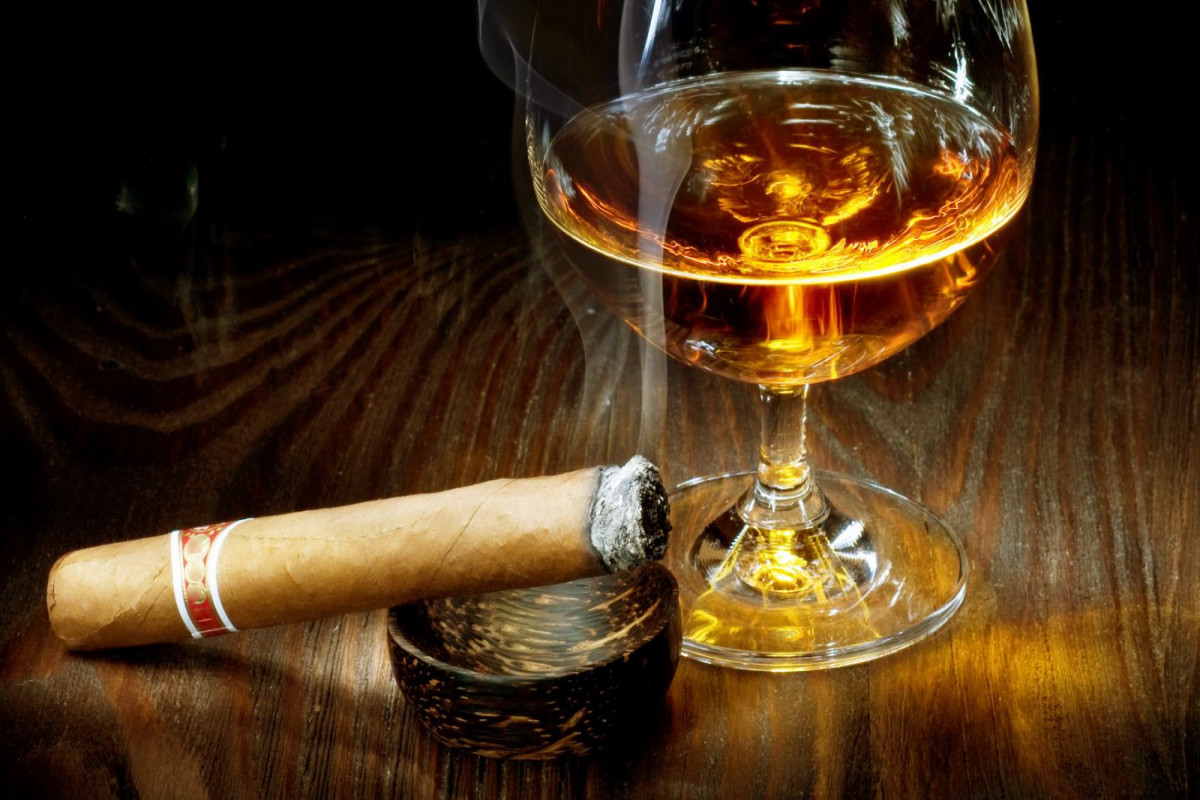 Возросли расходы населения Азербайджана на алкоголь и сигареты