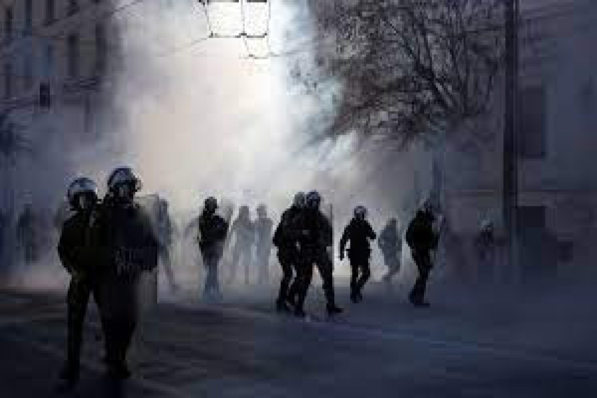 Полиция Греции применила слезоточивый газ против анархистов в Салониках