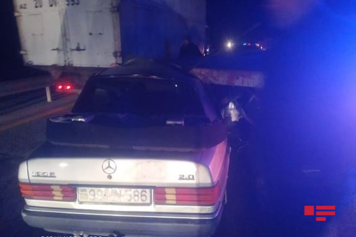 В  Гаджигабуле Mercedes врезался в грузовик, есть пострадавшие-ФОТО 