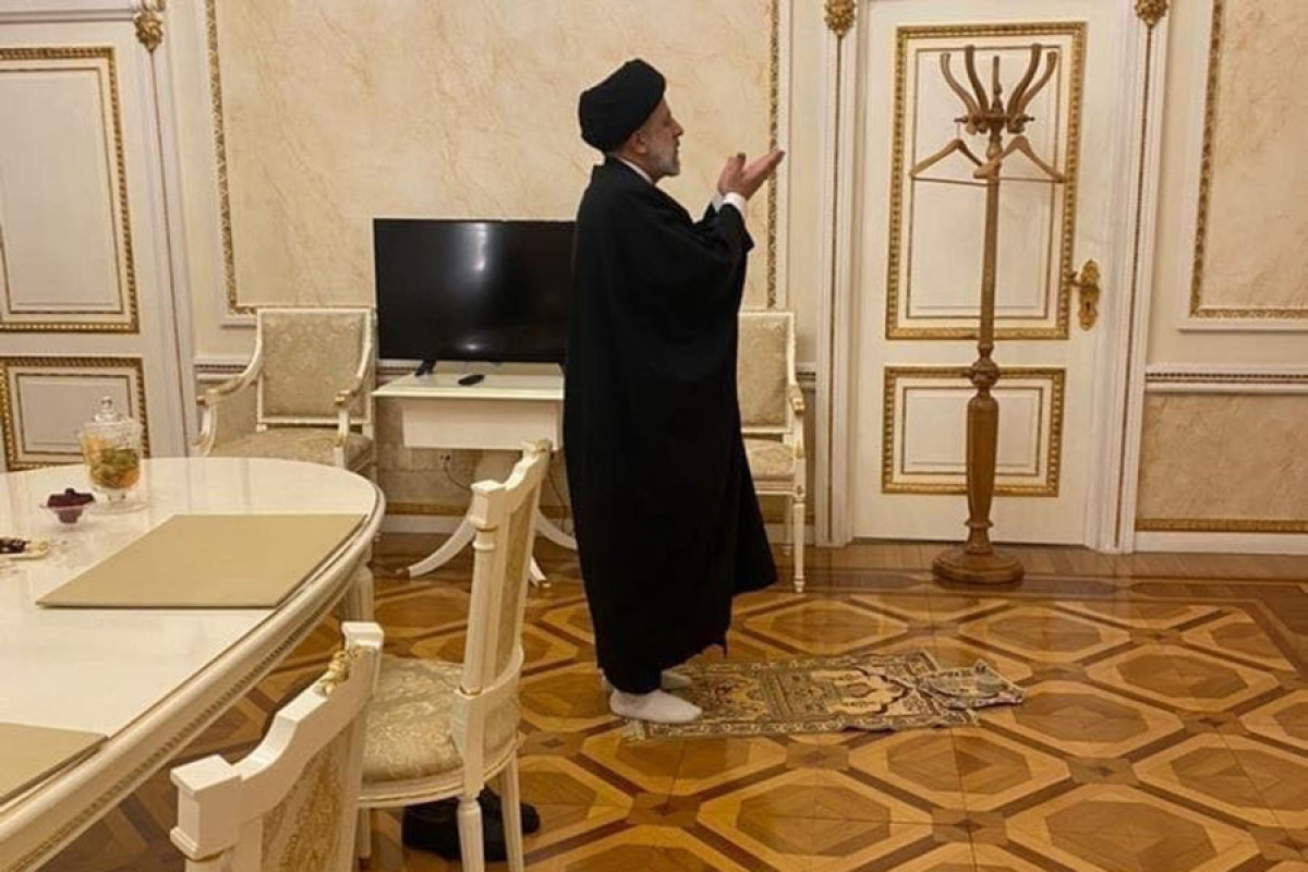 Президент Ирана совершил намаз после переговоров с Путиным