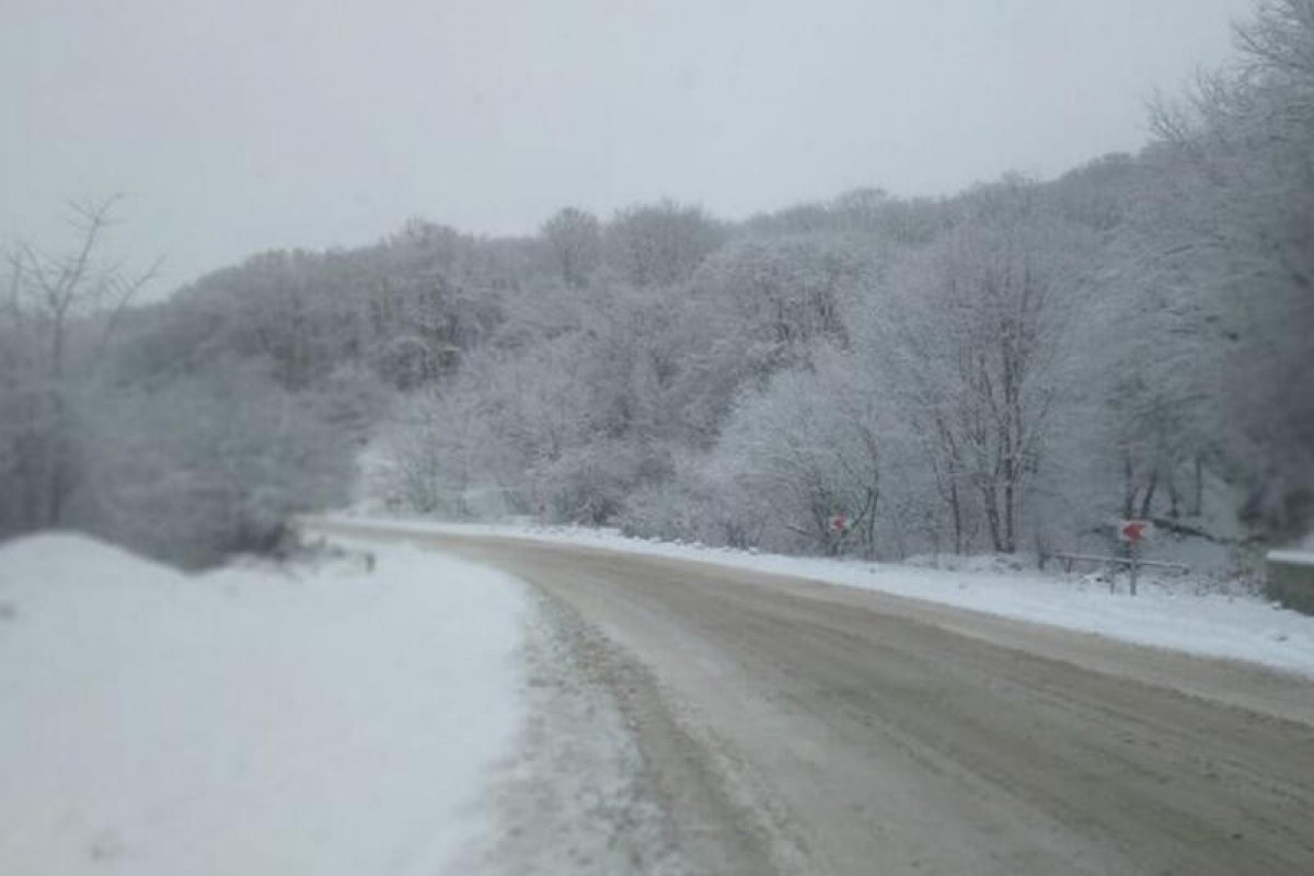 Снег заблокировал дороги в Исмаиллинском районе Азербайджана
