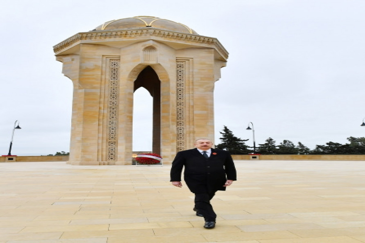 Ильхам Алиев и Мехрибан Алиева посетили Аллею шехидов в связи с 32-й годовщиной трагедии 20 Января-ФОТО -ВИДЕО 