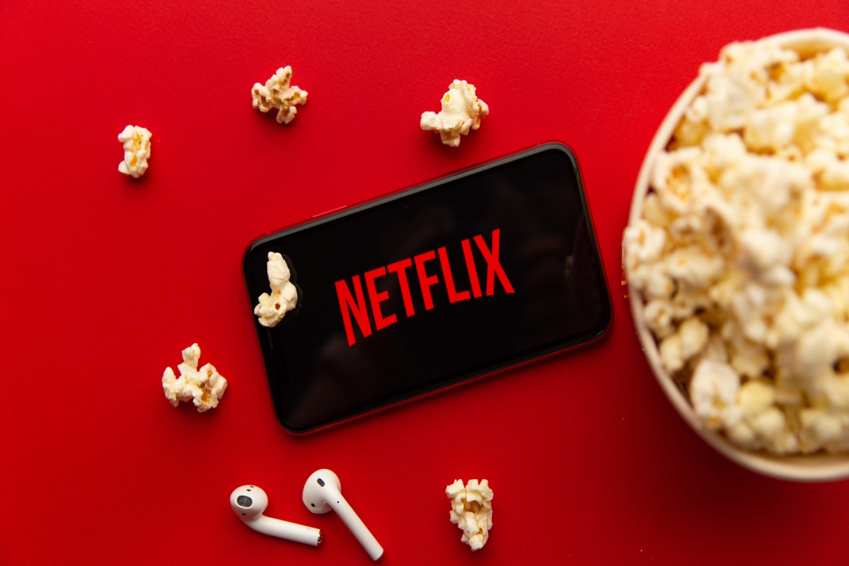 Акции Netflix упали на 20%