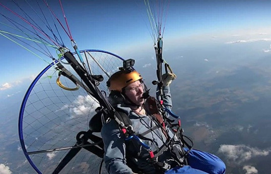 Мужчина взлетел с помощью пропеллера на высоту 5 км-ВИДЕО 
