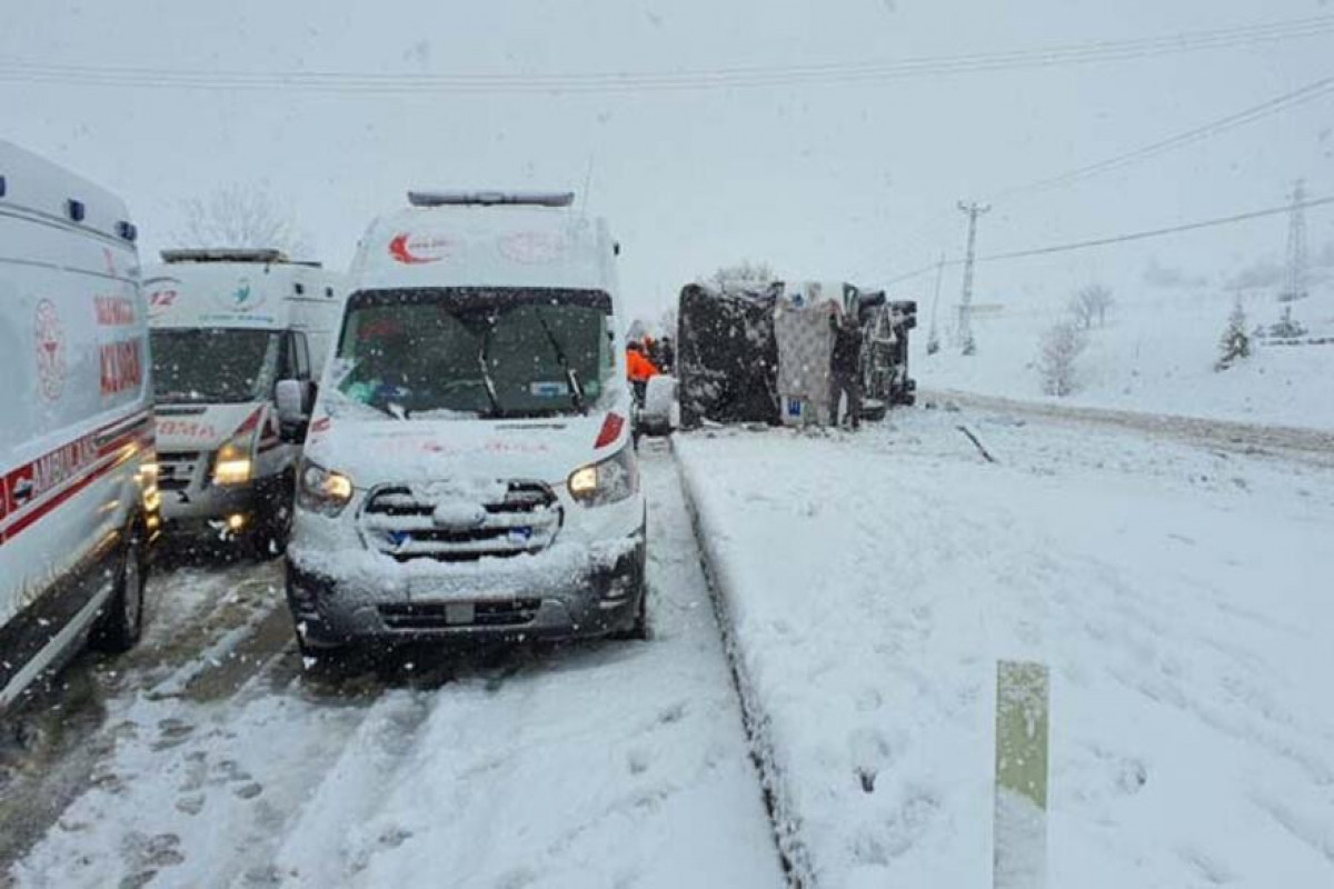 В Стамбуле пассажирский автобус вылетел с дороги: есть погибшие-ФОТО 