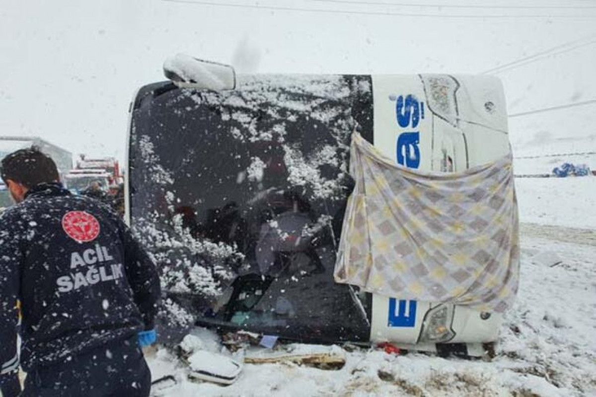 В Стамбуле пассажирский автобус вылетел с дороги: есть погибшие-ФОТО 