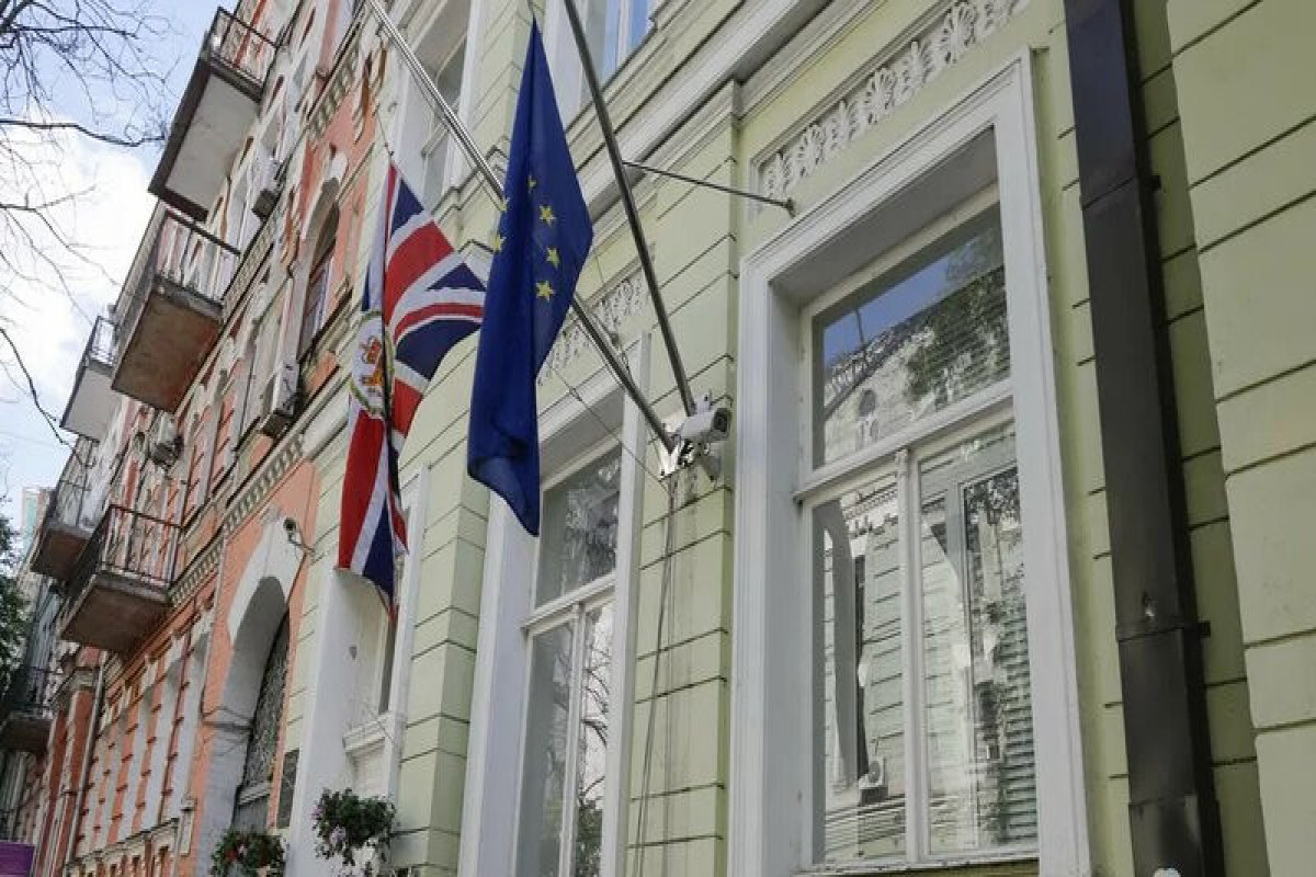 Посольство сша и британии. Посольство России в Великобритании 2022. Посольство Украины в Британии. Посольство США В Англии. Посольство Британии в США.