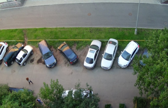 Какое наказание ждет тех, кто незаконно присваивает парковочные места во дворах?-ВИДЕО 