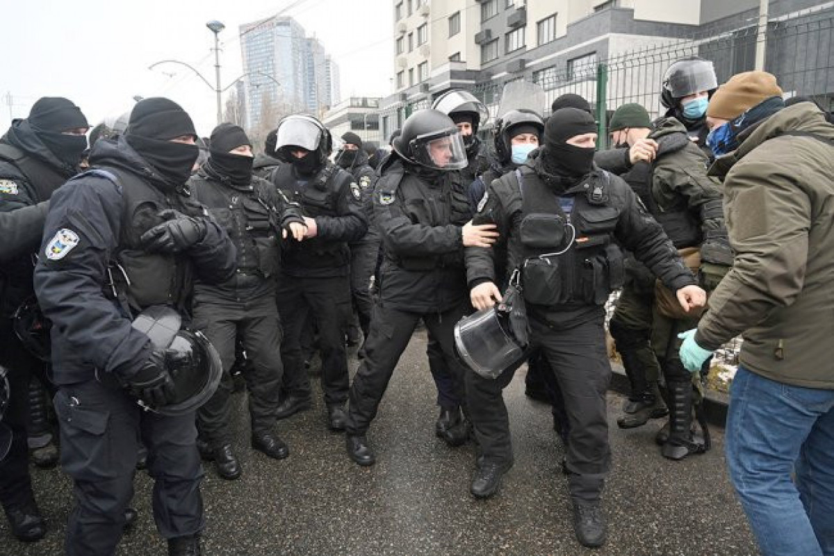 Депутатов Рады эвакуировали из-за угрозы штурма парламента в Киеве