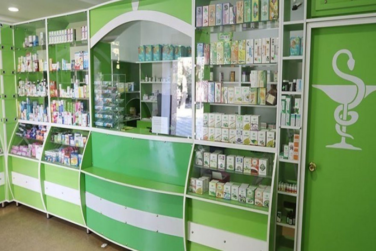 В Баку мужчина и женщина обокрали аптеку