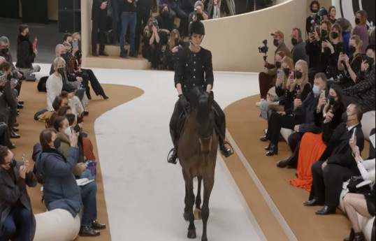 Принцесса Монако открыла показ Chanel верхом на лошади -ВИДЕО 